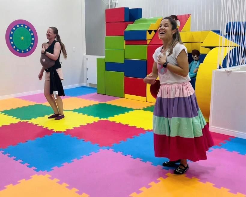 A dança materna é o cuidado a delicadeza e o momento mais especial entre mães e bebês. É sobre ter uma rede de apoio e aproveitar um tempo de qualidade com alegria e leveza. Tudo feito com muita segurança e um olhar atencioso a saúde emocional e fisica das mães e bebês. Entre alguns beneficios da dança materna estão: o fortalecimento do vinculo afetivo, um tempo de cuidado proprio, o retorno a vida social, a redução do peso e lindas recordações para a vida. Uma aula dedicada a mães com bebês entre dois e quinze meses onde exploramos diversos ritmos com o bebê no sling ou canguru.