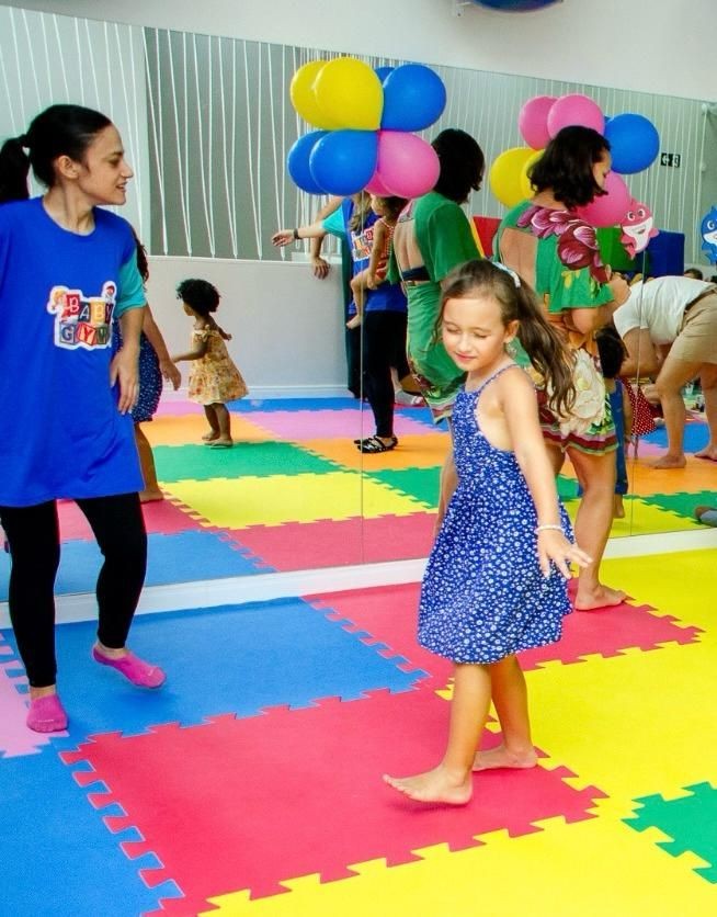 No auge do desenvolvimento motor, as ciranças exploram toda sua capacidade de movimento, fala, escrita e criatividade.